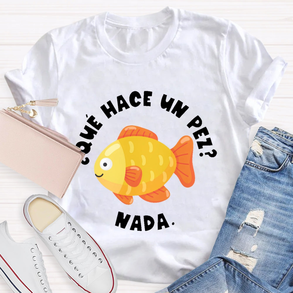 Que Hace Un Pez Nada Spanish Teacher T-shirt
