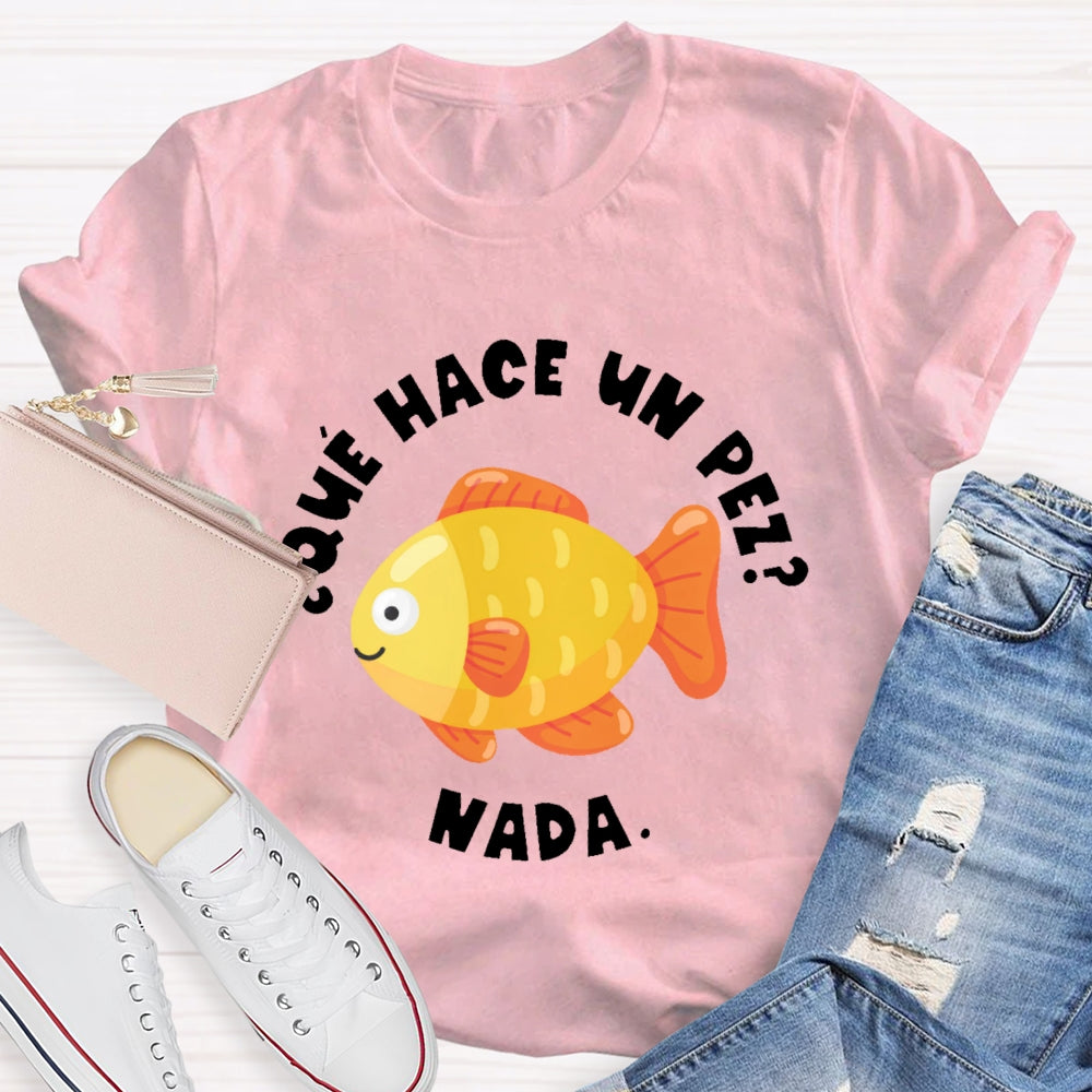 Que Hace Un Pez Nada Spanish Teacher T-shirt