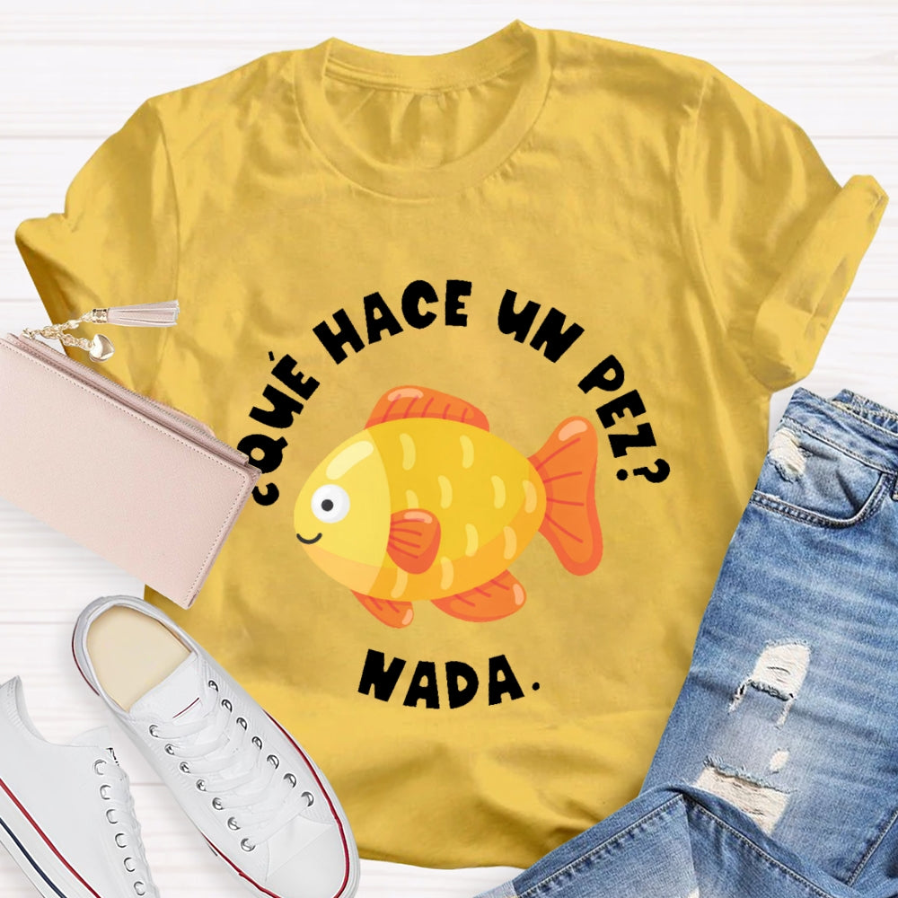 Que Hace Un Pez Nada Spanish Teacher T-shirt