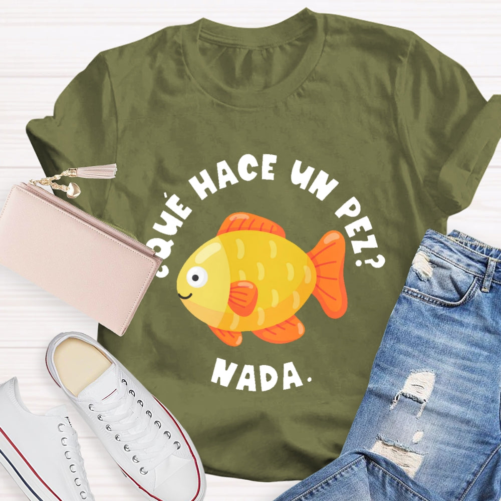 Que Hace Un Pez Nada Spanish Teacher T-shirt