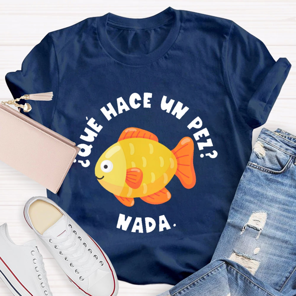 Que Hace Un Pez Nada Spanish Teacher T-shirt