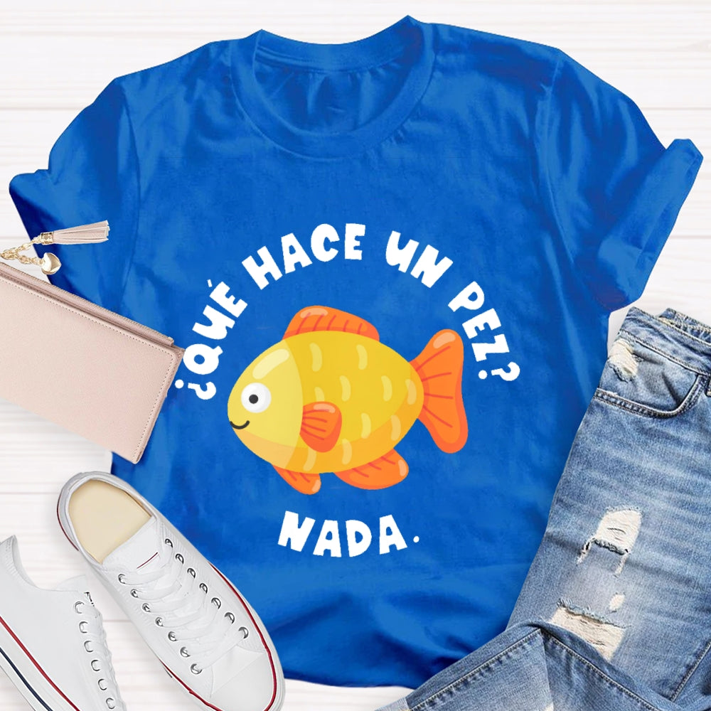 Que Hace Un Pez Nada Spanish Teacher T-shirt