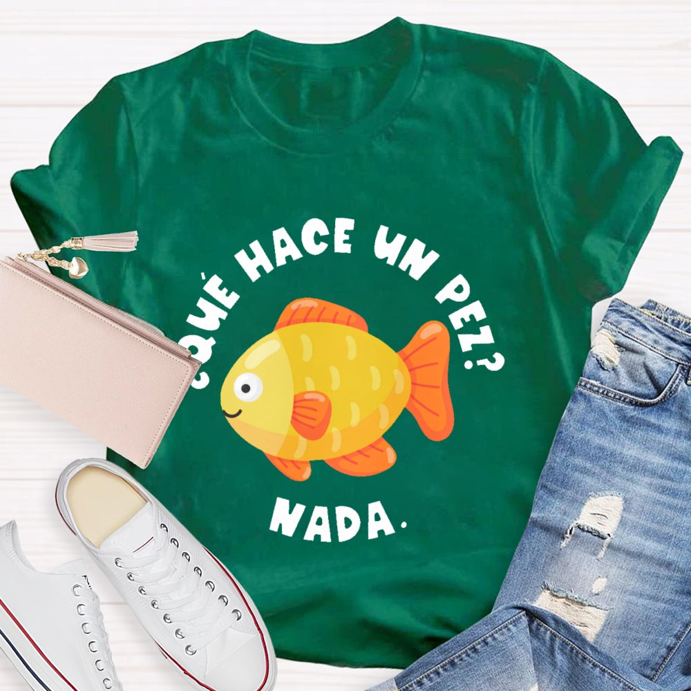 Que Hace Un Pez Nada Spanish Teacher T-shirt