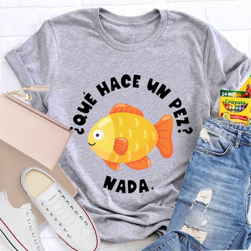 Que Hace Un Pez Nada Spanish Teacher T-shirt