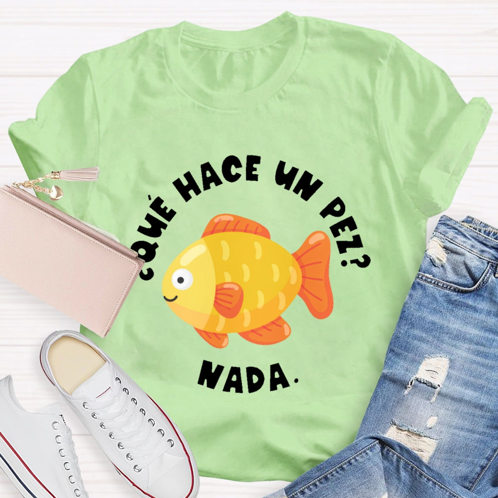 Que Hace Un Pez Nada Spanish Teacher T-shirt