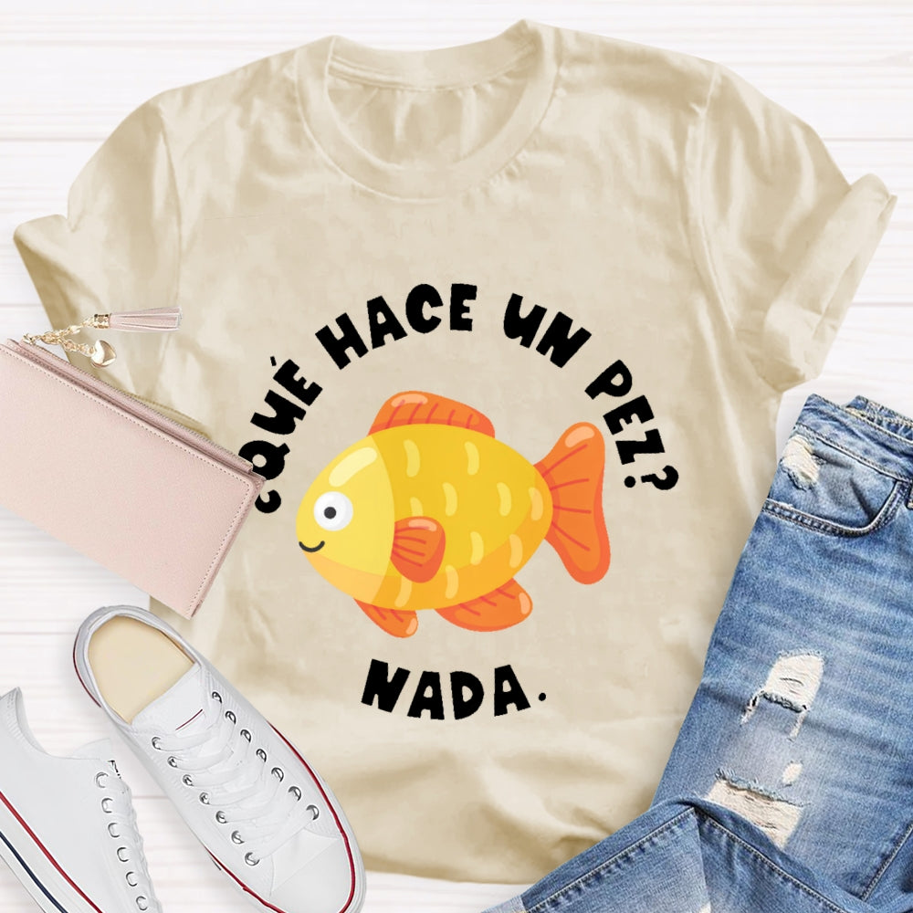 Que Hace Un Pez Nada Spanish Teacher T-shirt