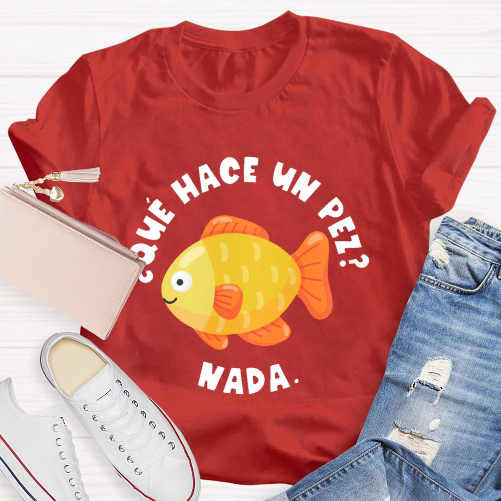 Que Hace Un Pez Nada Spanish Teacher T-shirt