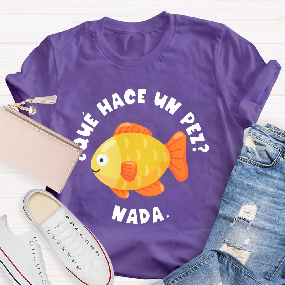 Que Hace Un Pez Nada Spanish Teacher T-shirt